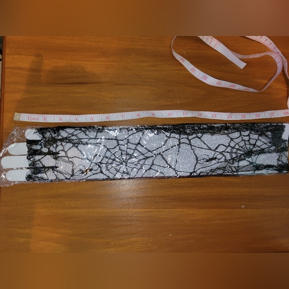 Long black lace spiderweb fingerless gloves - Picture 5 of 5